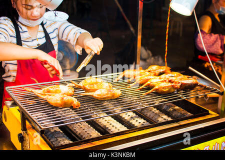 NANNING, CHINE - 9 juin 2017 : chef chinois préparation barbecue sur la rue de Zhongshan, un marché d'alimentation à Nanning. Cette nourriture est la rue bigges Banque D'Images