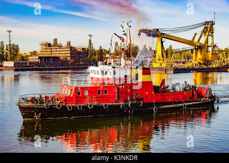 Secours incendie navire au port de Gdansk, Pologne. Banque D'Images