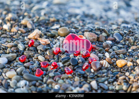 Pierres sur la plage. Arrière-plan de pierres mer. pierres avec coeurs. Coeur rouge des pierres Banque D'Images