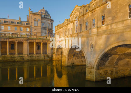 Pulteney Bridge Bath, vue sur les boutiques du côté sud du pont Pulteney à Bath, Somerset, Angleterre, Royaume-Uni. Banque D'Images