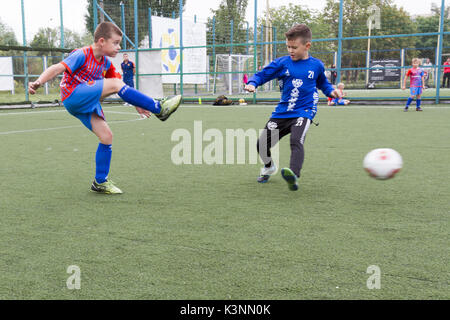 Football soccer Kids - Les jeunes enfants joueurs match sur terrain de football Banque D'Images