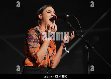 Nadine shah live sur le jardin à l'honneur à la fin de la route 2017 festival à Larmer Tree Gardens dans le Dorset. Banque D'Images