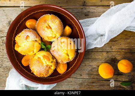 Muffins à l'abricot fait maison avec des fruits dans un bol Banque D'Images