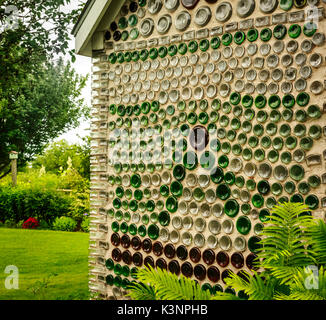 Mur extérieur de partielle. Bouteille Des bouteilles ont été utilisées pour former les murs de cette structure. PEI, Canada Banque D'Images