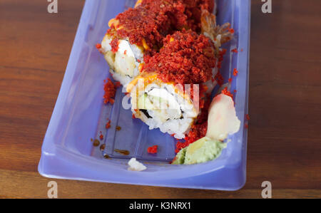 Close up d'un rouleau de sushi tempura de crevettes épicées Banque D'Images