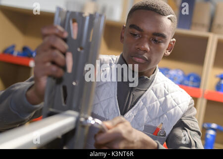 Jeune africain menuisier travaillant en atelier Banque D'Images