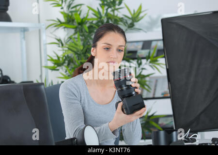 Femme photographe choisir pour le travail de l'appareil photo Banque D'Images