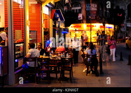 Istanbul, Turquie - Juillet 3,2015:restaurant route de nuit à Istanbul, Turquie. Banque D'Images