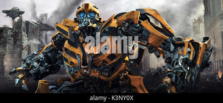 TRANSFORMERS:DARK SIDE OF THE MOON [2011] Bumblebee Date : 2011 Banque D'Images