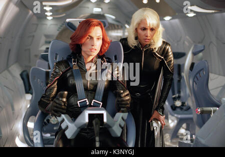 X2 [peut] 2003 / US aka X-MEN 2 [L-R] FAMKE JANSSEN comme Jean Gray, Halle Berry que Storm Date : 2003 Banque D'Images