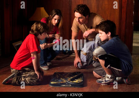 ZATHURA : UNE AVENTURE SPATIALE [L-R] JONAH BOBO, Kristen Stewart, Josh Hutcherson, Dax Shepard Banque D'Images