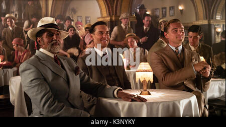 GATSBY LE MAGNIFIQUE [NOUS / AUS 2013] Amitabh Bachchan comme Meyer Wolfsheim, Tobey Maguire comme Nick Carraway, leonardo dicaprio comme Jay Gatsby, T Date : 2013 Banque D'Images