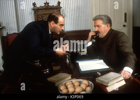 Monarque ROUGE [BR] TVM 1983 DAVID SUCHET comme Beria, COLIN BLAKELY comme Staline Date : 1983 Banque D'Images