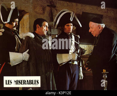 LES MISERABLES [FR / W GER 1982] Lino VENTURA comme Jean Valjean [deuxième à gauche], LOUIS SEIGNER comme Monseigneur Myriel Date : 1982 Banque D'Images