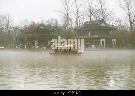 Le paysage du lac de l'ouest au printemps.Misty Rain dans le sud de la Chine.yangzhou City, Shandong Province, China. Banque D'Images