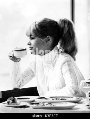 Ici nous GO ROUND THE MULBERRY BUSH [BR 1967] JUDY GEESON Date : 1967 Banque D'Images