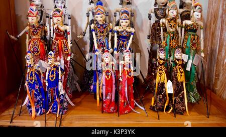 Rangée de délicates figurines traditionnelles wayang faites à la main en vente dans une boutique de souvenirs sur l'île indonésienne de Bali Banque D'Images