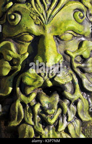 L'homme vert jardin ornements statues de personnages historiques emblématiques de la sorcellerie folklore figures de jardin Banque D'Images