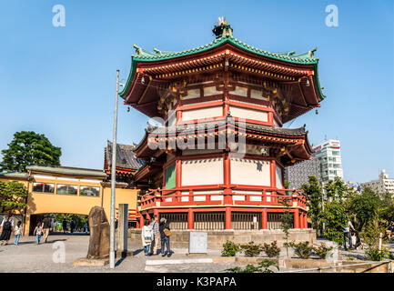 Temple Benten do au niveau de l'étang Shinobazu, parc Ueno, Tokyo, Japon Banque D'Images