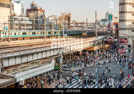 Paysage urbain au quartier d'affaires de la gare d'Ueno, Tokyo, Japon Banque D'Images