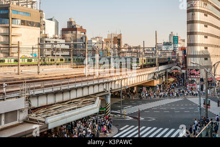 Paysage urbain au quartier d'affaires de la gare d'Ueno, Tokyo, Japon Banque D'Images