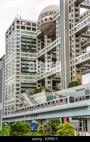 Train de monorail Yurikamome devant le bâtiment du siège de la télévision Fuji, connu sous le nom de Fuji TV, Odaiba, Minato, Tokyo, Japon Banque D'Images
