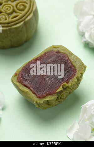 Belle mooncake sur fond coloré avec certains hydrangea. Banque D'Images