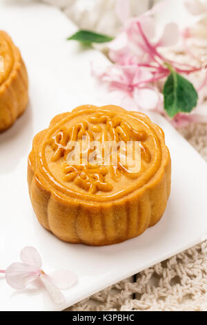 Mooncake délicieux, une sorte de snack traditionnel chinois pour le milieu de l'automne festival sur la table. Banque D'Images