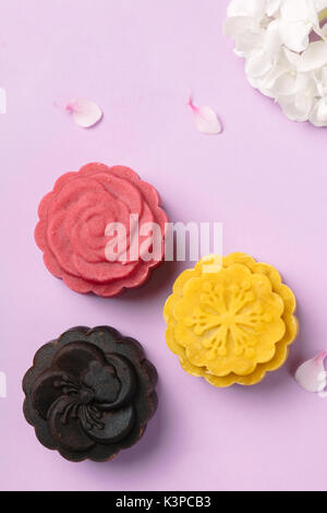 Belle mooncake sur fond coloré avec certains hydrangea. Banque D'Images