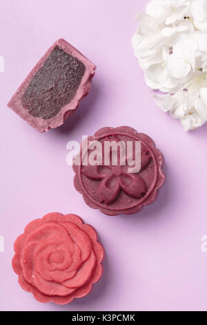 Belle mooncake sur fond coloré avec certains hydrangea. Banque D'Images