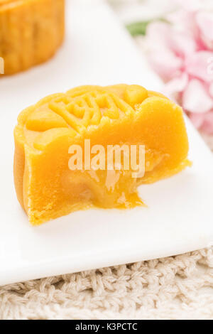 Mooncake délicieux, une sorte de snack traditionnel chinois pour le milieu de l'automne festival sur la table. Banque D'Images