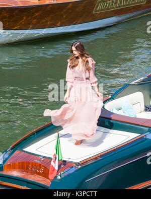 30 août 2017. Izabel Goulart pose modèle brésilien à un photoshoot à la 74e Festival du Film de Venise, Venise, Italie, à l'arrière d'un taxi de l'eau Banque D'Images