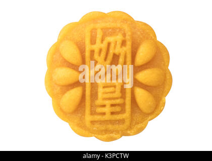 Mooncake handmad isolé sur fond blanc en pleine profondeur de champ à chemin de détourage. Banque D'Images