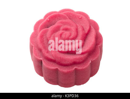 Mooncake handmad isolé sur fond blanc en pleine profondeur de champ à chemin de détourage. Banque D'Images