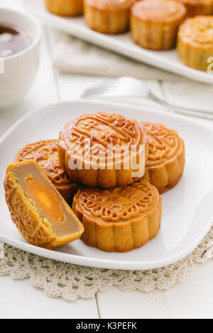Mooncake délicieux, une sorte de snack traditionnel chinois pour le milieu de l'automne festival sur la table. Banque D'Images