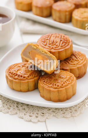 Mooncake délicieux, une sorte de snack traditionnel chinois pour le milieu de l'automne festival sur la table. Banque D'Images