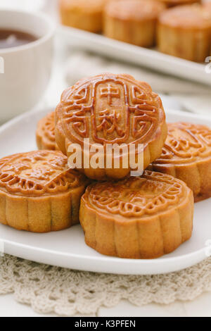 Mooncake délicieux, une sorte de snack traditionnel chinois pour le milieu de l'automne festival sur la table. Banque D'Images