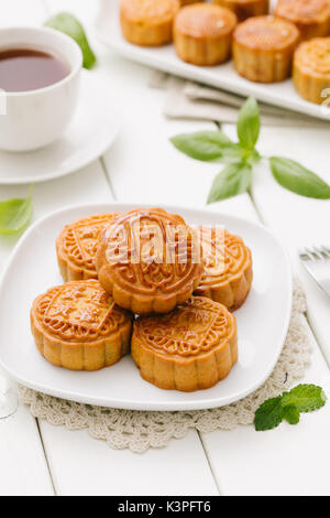 Mooncake délicieux, une sorte de snack traditionnel chinois pour le milieu de l'automne festival sur la table. Banque D'Images