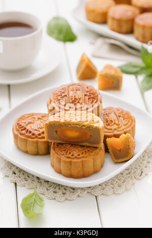 Mooncake délicieux, une sorte de snack traditionnel chinois pour le milieu de l'automne festival sur la table. Banque D'Images