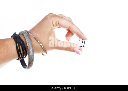 Woman hand holding dice isolées sur fond blanc dentelle. Studio photo avec éclairage studio facile d'utilisation pour chaque concept. Banque D'Images