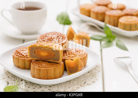 Mooncake délicieux, une sorte de snack traditionnel chinois pour le milieu de l'automne festival sur la table. Banque D'Images