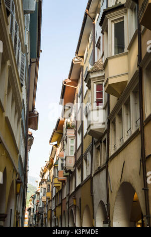 Via dei Portici, une rue étroite de bâtiments historiques dans la vieille ville de Bolzano (Bozen) dans le Haut Adige (Tyrol du Sud), région de l'Italie. Banque D'Images