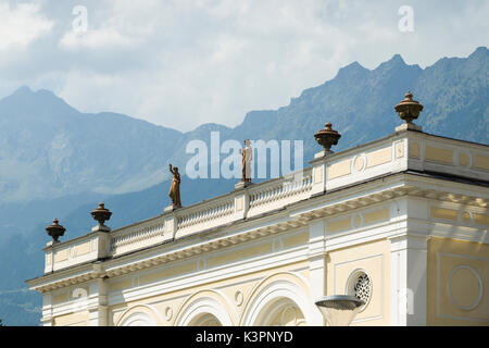 Détail du plafond avec Alpine, l'arrière-plan montagneux à la partie la plus ancienne de l'hôtel Kurhaus, Merano, dans le Tyrol du Sud, Italie. Banque D'Images