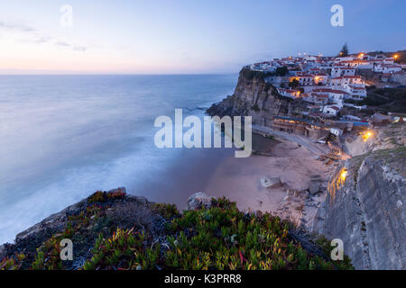 Vue depuis les falaises de Praia das Maçãs station balnéaire, Sintra, Portugal Banque D'Images