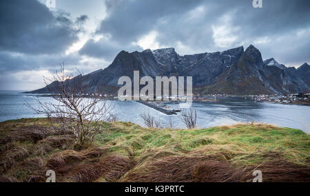 Une vue de la baie au cours de soir Reine, îles Lofoten, dans le Nord de la Norvège Banque D'Images