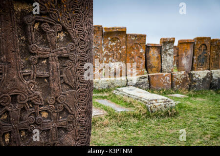 Les khatchkar dans le cimetière historique de Noratous près du lac Sevan, en Arménie, en Caucaus, de l'Eurasie. Banque D'Images