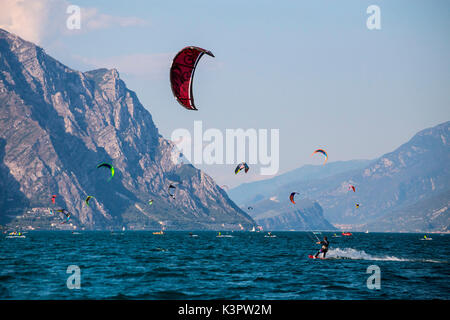 Lac de Garde, Lombardie, Italie. Kite surfeurs enjoyng eux-mêmes sur le lac de Garde. Banque D'Images