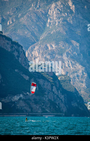 Lac de Garde, Lombardie, Italie. Kite surfeurs enjoyng eux-mêmes sur le lac de Garde. Banque D'Images