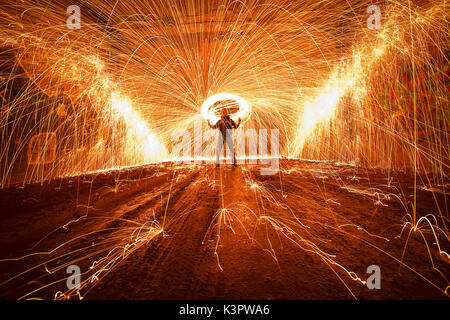 L'homme dans un tunnel pendant un, brosserie, Piacenza émilie-romagne. Banque D'Images