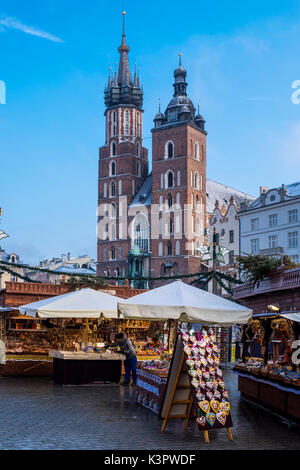 Cracovie, Pologne, du nord-est de l'Europe. En face du marché de l'église de Saint Mary. Banque D'Images